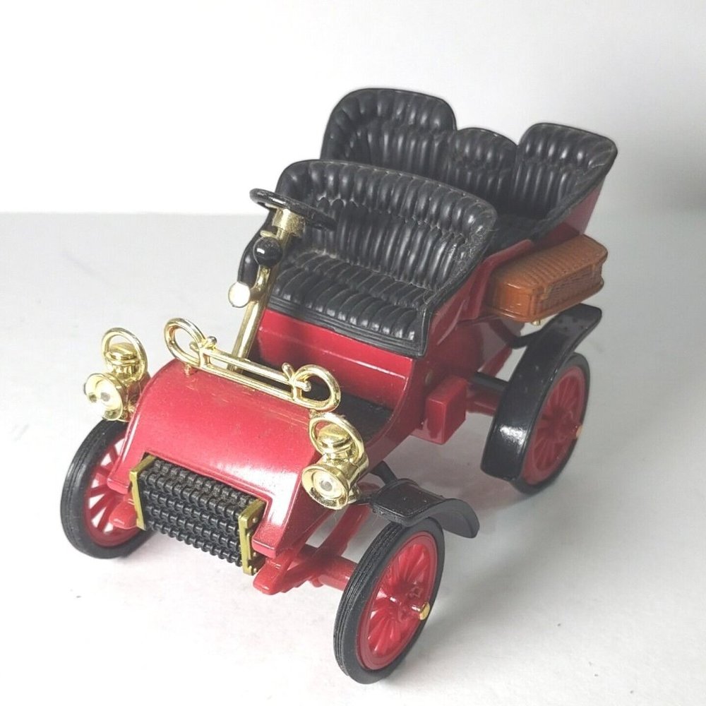 1903 Ford Model A 1:32 Scale Diecast Car Right Side Driver Detailed Undercarriag